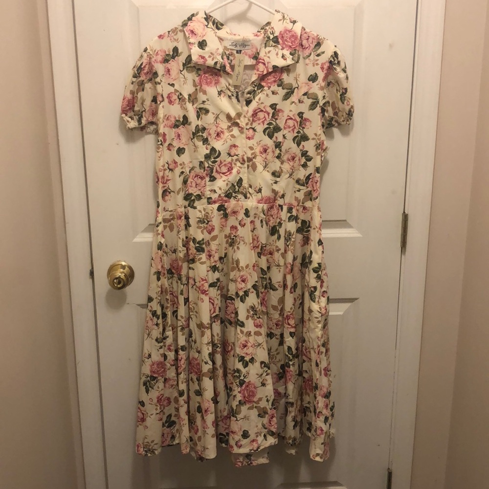Vintage Style Floral Dress with pockets!